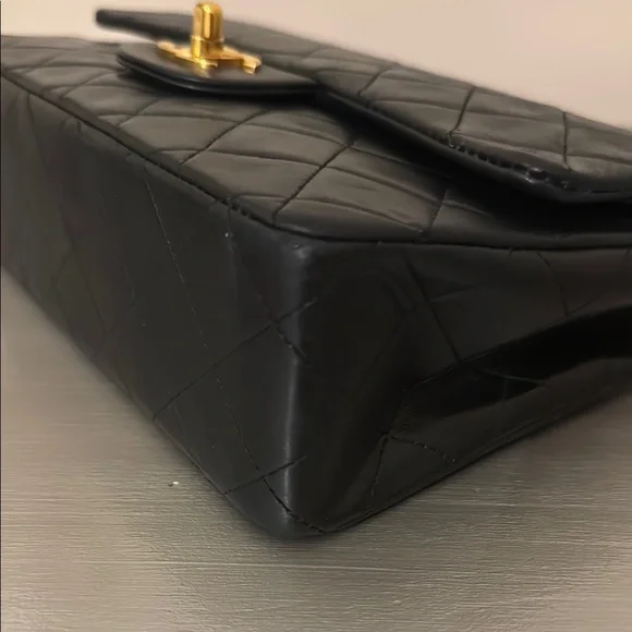 Chanel Classic Double Flap Medium Black Lambskin with 24k gold plate hardware - Picture 4 of 16